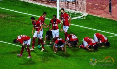 صورة عبدالله السعيد مع نجوم الأهلي