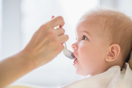 نظام الطفل الغذائي منذ الولادة