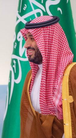 شماغ أحمر جميل؛ يرتديه الأمير محمد بن سلمان آل سعود