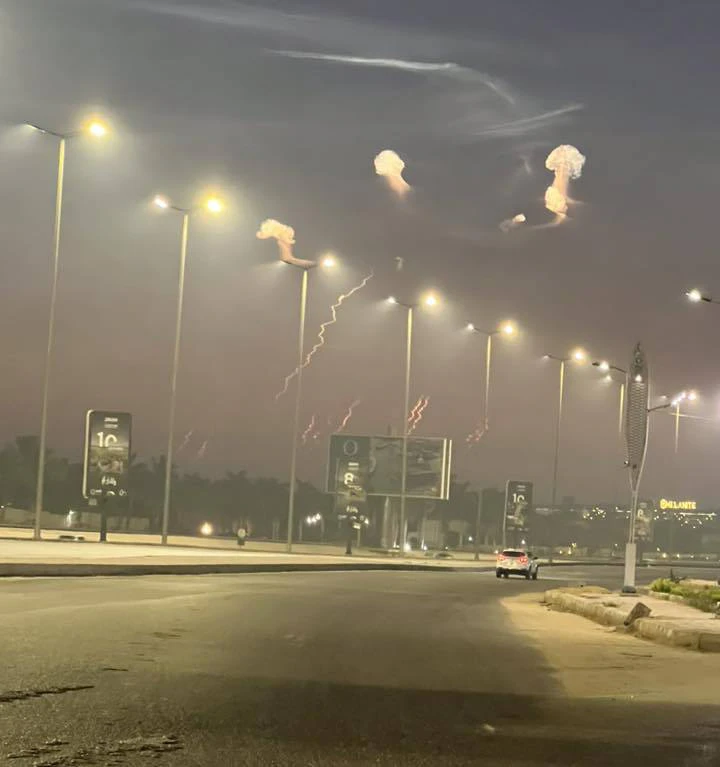 ما سبب وجود اضواء في السماء أو ما يشبه الانفجارات؟