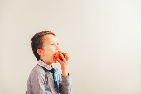 صورة , طفل , يأكل , تفاحة , التغذية الصحية