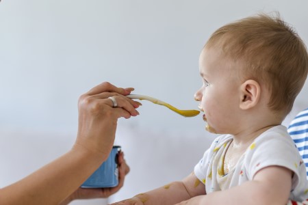 طرق تغذية الأطفال الصغار على اختلاف أمزِجتهم