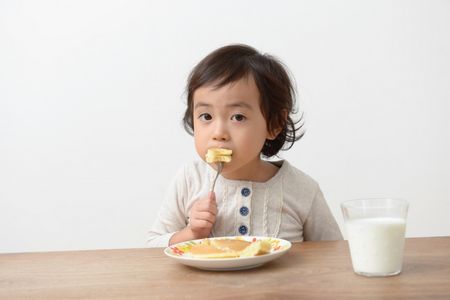 Child eats , قصص الأطفال , أكل صحي , صورة