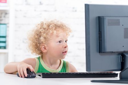 فوائد وأضرار استخدام الإنترنت للأطفال