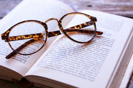 صورة , كتاب , نظارة , متلازمة الحساسية الضوئية
