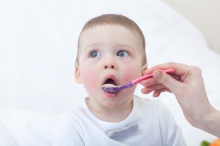 أهمية تغذية الطفل الرضيع فوق ستة أشهر
