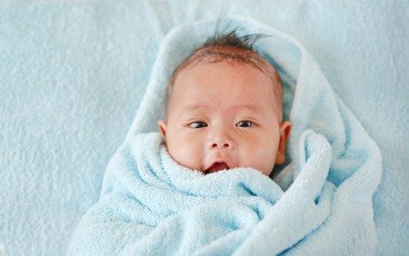 ارتجاع المريء ، الرضيع ، الرضاعة الطبيعية ، الرضاعة الصناعية