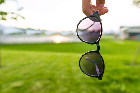عند شراء نظارة شمسية.. كيف نميز بين النظارات الأصلية والتقليد