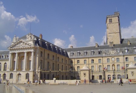 ديجون ، فرنسا ، قصر الدوق ، كنائس ديجون ، المسرح الكبير ، المزارات السياحية