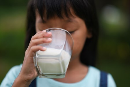 أعراض حساسية الحليب عند الأطفال وعلاجها