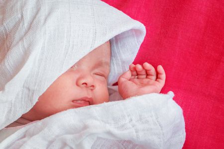 عادات خاطئة في التعامل مع حديثي الولادة