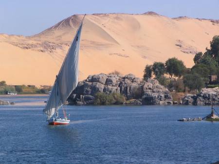 مصر ، أسوان ، الأهرامات ، الصحراء البيضاء ، مسجد الرفاعي ، كهف الجارة ، البحيرة المسحورة