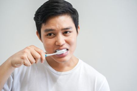 صورة , رجل , غسيل الأسنان , معجون أسنان , تبييض الأسنان