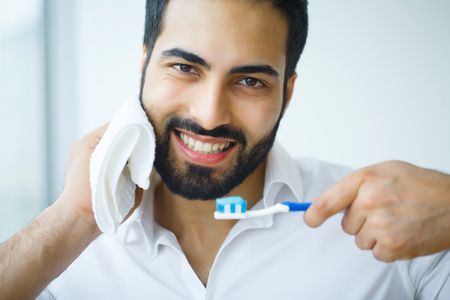 صورة , رجل , تنظيف الأسنان , اللثة الصحية