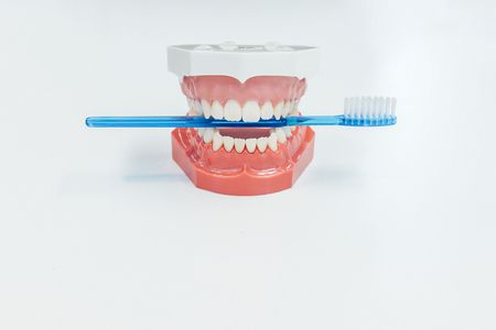 العلاقة بين قلع الأسنان والزهايمر
