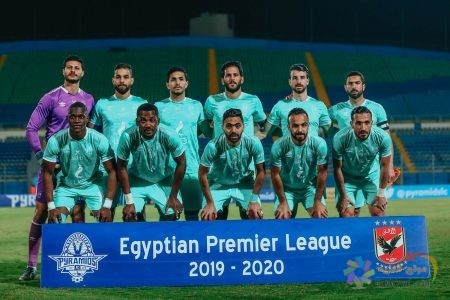 محمد الشناوي مع زملائه في النادي الأهلي أمام بيراميدز في الدوري المصري الممتاز